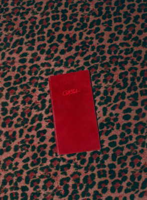 Carte de cocktails rouge Cat Club pos&eacute;e sur moquette l&eacute;opard &ndash; Cat Club Courchevel